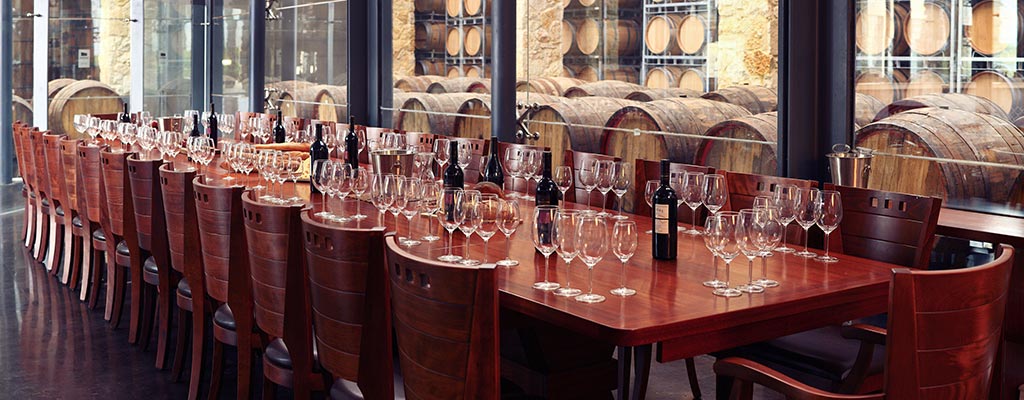 שולחן אירוח עם כוסות ויין במרכז היין החוויתי של ברקן